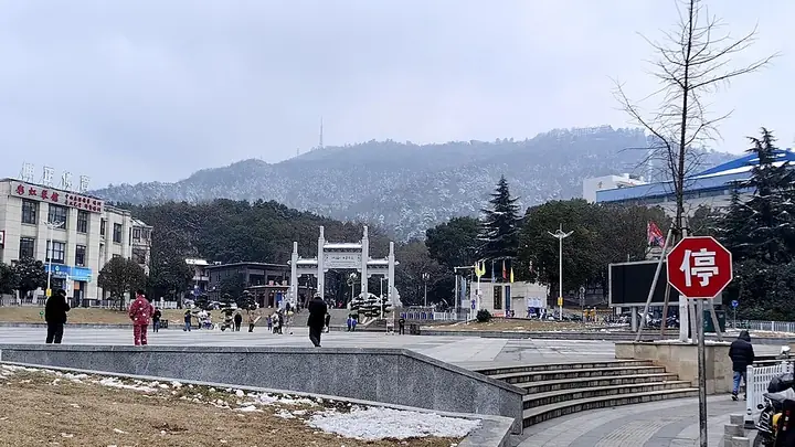 The public approach and winter mountain backdrop of Suxian Hill in Suxian District, Chenzhou. Photo: 2024-01-25 13:12:57.