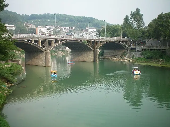 The Dong River, bridge and waterfront neighbourhoods in Jishou, Hunan. Photo: 2008-08-12.