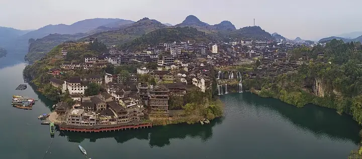 Furong old town, its waterfront cliffs and surrounding hills in Yongshun County, Hunan. Photo: 2016-12-30 17:54:31.