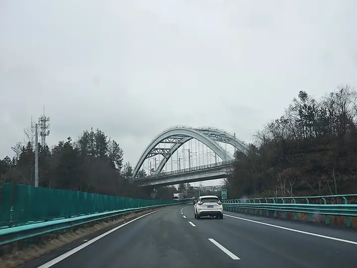 The Qianjiang–Zhangjiajie–Changde railway bridge crossing the Longji Expressway in Longshan County. Photo: 2025-02-03 12:17:28.