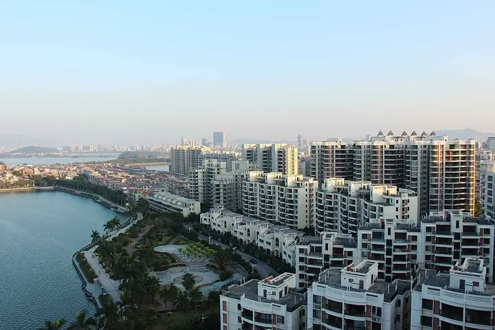 The Banyue Lake waterfront and nearby apartment buildings in Duanzhou District, Zhaoqing. Photo: 2014-10-04 16:46:26.