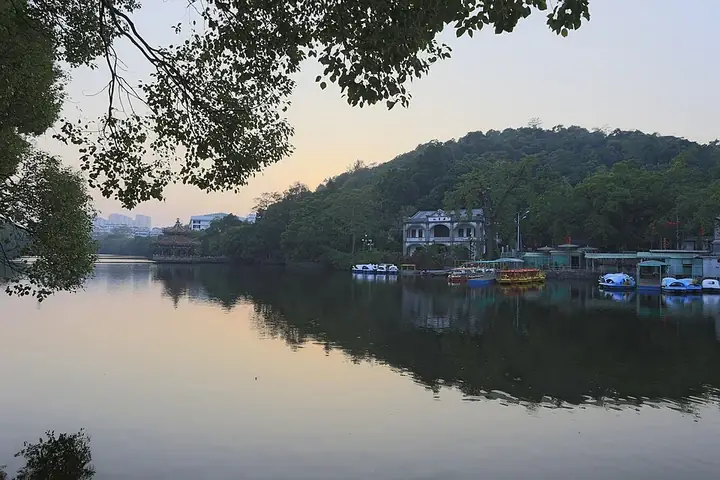 Hanbi Lou and the lakefront at West Lake in Xiangqiao District, Chaozhou. Photo: 2013-10-26 17:18:06.