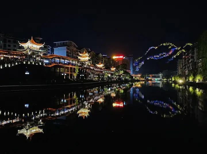 The illuminated waterfront of Zijiang Light Valley in Ziyuan County, Guangxi. Photo: 2020-09-01 19:38:38.