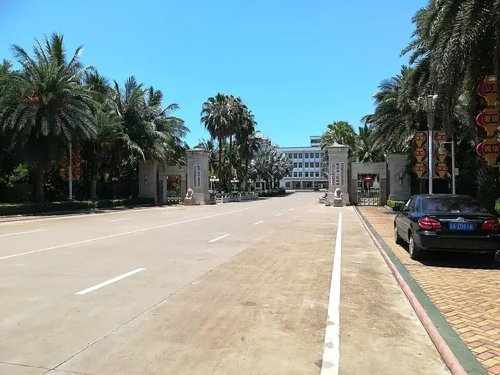 The palm-lined entrance and grounds of the Lingao County government compound. Photo: 2018-05-24 13:16:10.