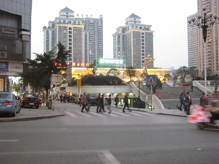 A shopping-street entrance and surrounding buildings in Yongchuan District, Chongqing. Photo: 2012-10-25 18:23:56.