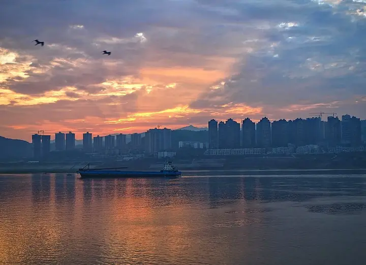 The Fengdu waterfront skyline at sunrise. Photo: 2019-09-03 06:37:32.