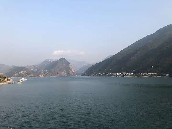 The Yangtze riverfront, Wu Gorge and Wushan Yangtze River Bridge in Wushan County. Photo: 2019-02-06 16:44:36.