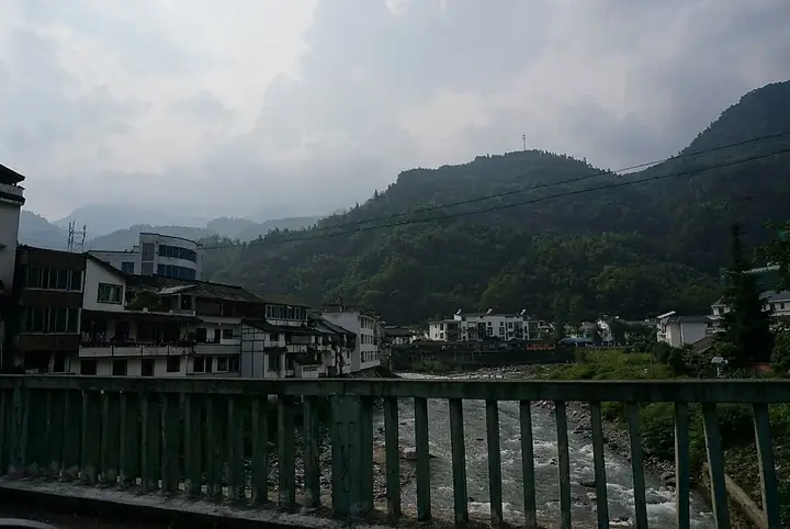 The riverside settlement and mountain backdrop of Xiling Town in Dayi County, Sichuan. Photo: 2014-08-06.