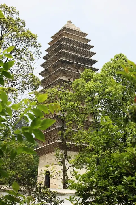 The White Pagoda of Zhenguo Temple and its wooded grounds in Pengzhou, Sichuan. Photo: 2014-04-30 12:07:40.
