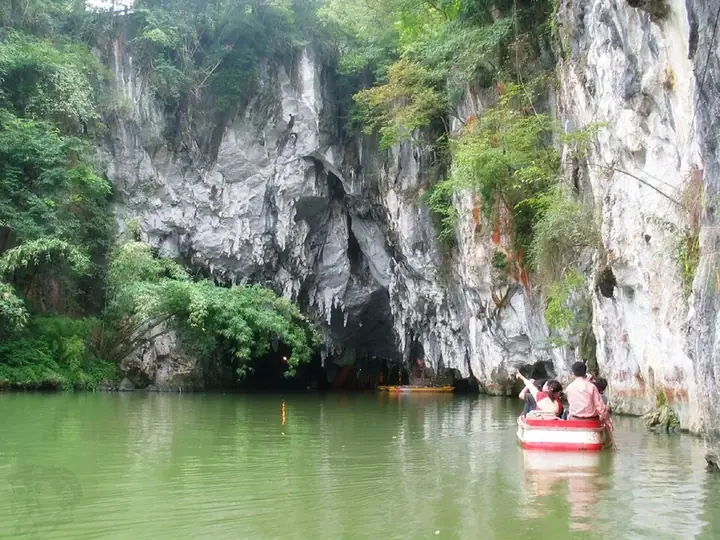 A karst cave entrance and boat landing in Xixiu District, Anshun. Source date: 23 May 2010 (original upload date).
