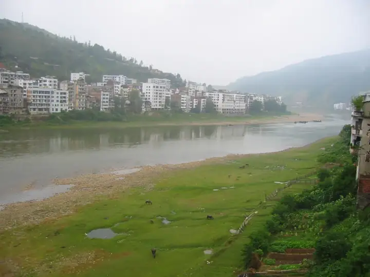 The southern part of Congjiang and its riverfront, seen from Congjiang Bridge. Photo: Taken on 17 August 2003.