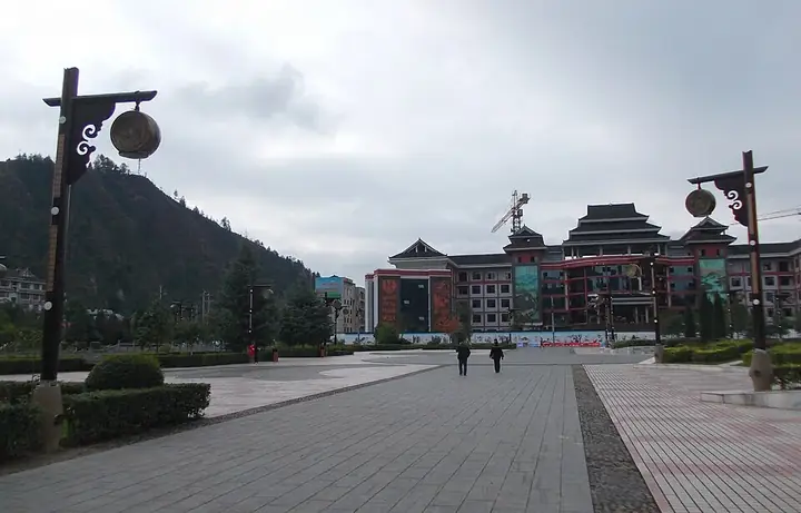 The public plaza, civic buildings and mountain backdrop of Leishan County, Guizhou. Photo: 2012-11-10 04:19:36.