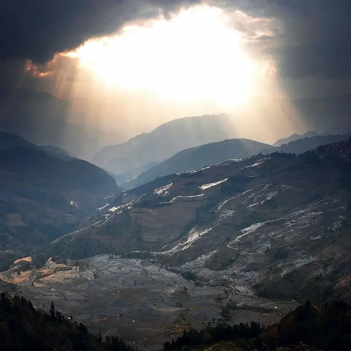 Sunset over the Laohuzui rice terraces in Yuanyang County, Honghe Hani and Yi Autonomous Prefecture. Photo: 2007-12-02.