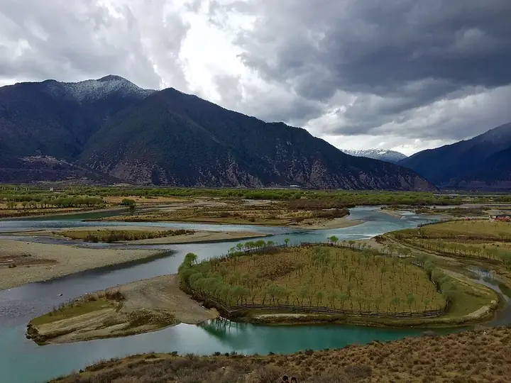 River channels and the mountain valley in Bayi District, Nyingchi. Photo: Taken on 10 April 2015.