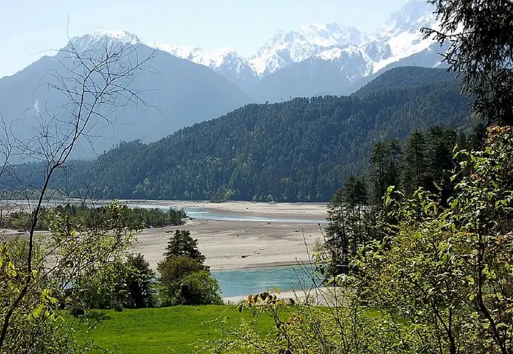 The river valley, forests and snow-covered mountains of Gangxiang Nature Reserve in Bome County. Photo: 2007-05-01 10:46.