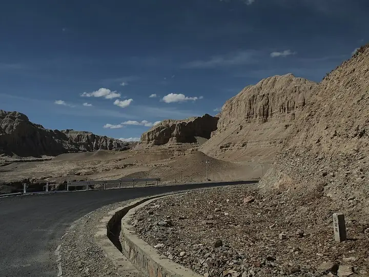 The road and eroded cliffs at Tsaparang in Zanda County, Ngari Prefecture. Photo: 2011-07-30 17:48:30.