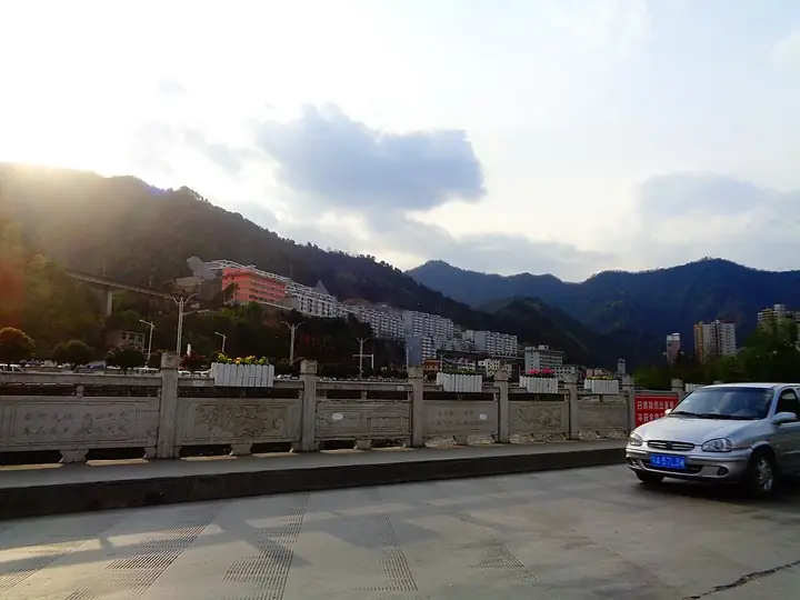 The county-town streets and mountain backdrop in Zhashui, seen from the National Highway 211 bridge. Photo: 2020-04-06 17:33:27.