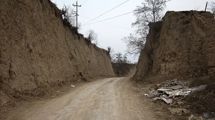 A sunken rural lane between loess banks in Qinzhou District, Tianshui. Photo: Taken on 15 February 2012.