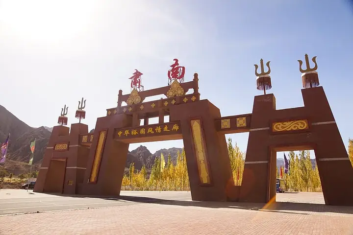 The Sunan gateway to the Chinese Yugur Scenic Corridor and its mountain setting. Photo: 2016-10-17.