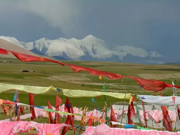 The snow-covered Amnye Machen range and prayer flags in Golog Tibetan Autonomous Prefecture. Photo: 9 August 2006, 08:50:23 (according to Exif data).