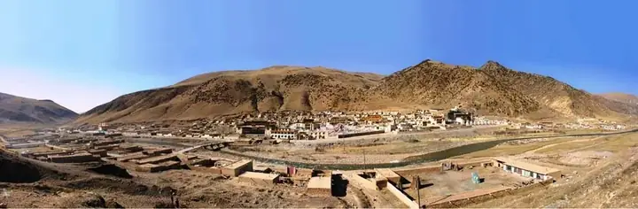 A wide view of Xia Laxiu village, its monastery and mountain valley in Yushu Tibetan Autonomous Prefecture. Photo: 2007-01.