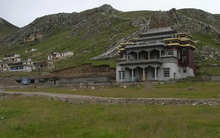 The new hall of Nedo Gompa and its grassy mountain setting in Yushu City, Qinghai. Photo: 2009-08-27.