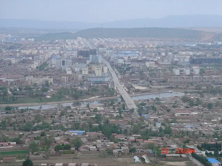 Wenhua Road and central Guyuan in Yuanzhou District, viewed from Dongshan. Photo: 2010-05-22 03:40:26.