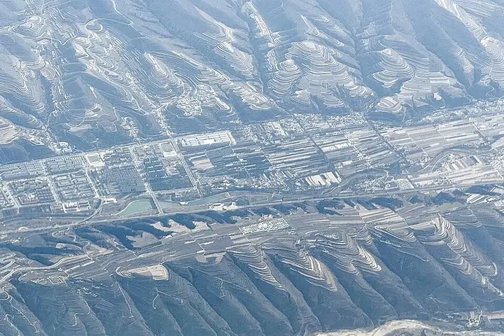 An aerial view of Pengyang town and its terraced loess-hill valley in Ningxia. Photo: 2024-03-21 16:58:02.