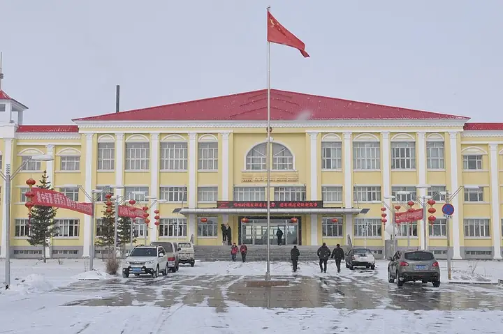A building and its snow-covered entrance forecourt in Urumqi County. Photo: Taken on 24 February 2011.