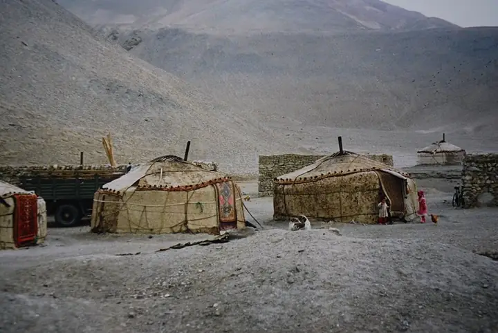 Kyrgyz yurts and their mountain setting in Akto County, Xinjiang. Photo: 2001-07.