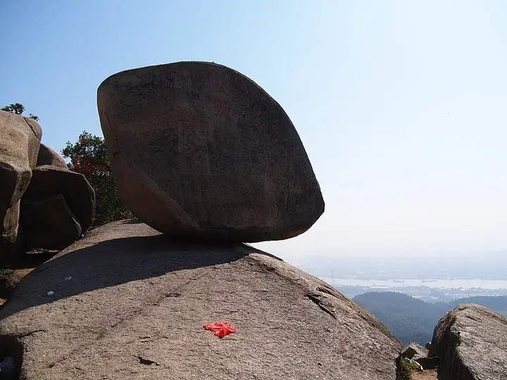 Wind-Moving Rock at Yundongyan · 云洞岩风动石