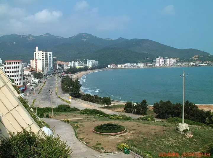 Coastal bay and town on Nan’ao Island · 南澳岛海湾与城镇