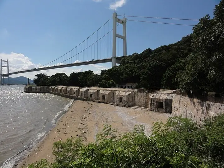 Weiyuan Fort waterfront batteries with Humen Bridge behind · 威远炮台沿江炮位与远处虎门大桥