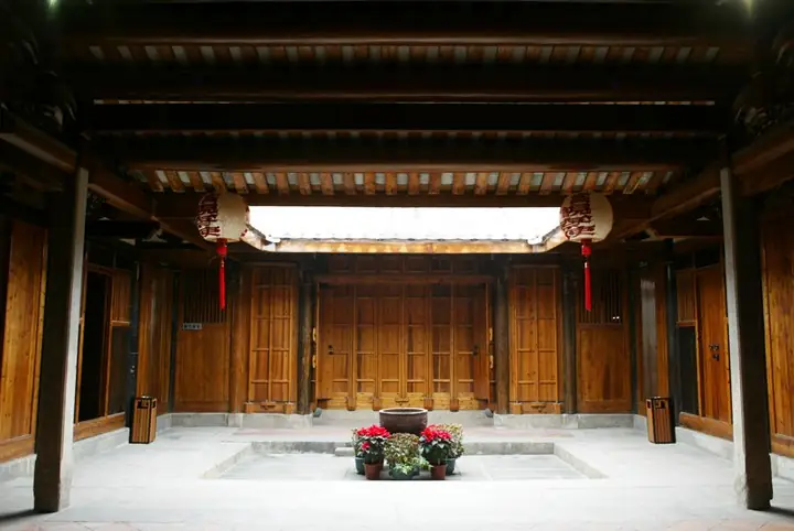 Timber courtyard inside Xu Imperial Son-in-law Mansion, Chaozhou · 潮州许驸马府木构庭院