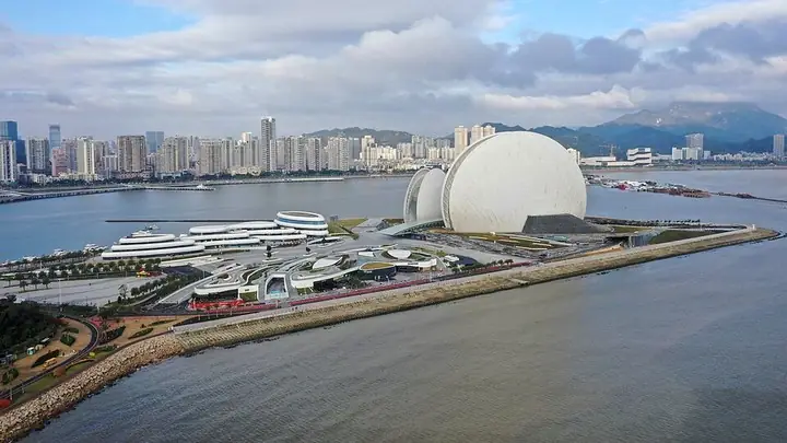 Zhuhai Opera House and Yeli Island waterfront · 珠海大剧院日月贝与野狸岛海岸 Photograph date recorded by the source: 11 February 2021, 08:28:54. Shown locality: Zhuhai Opera House (珠海大剧院日月贝), Xiangzhou District (香洲区).