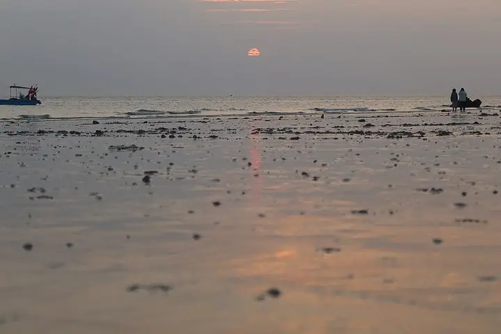 Sunset on Dishui Danping Beach, Weizhou Island · 涠洲岛滴水丹屏海滩日落