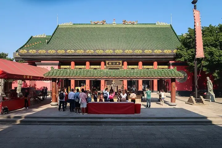 Main hall and courtyard of Che Kung Temple, Tai Wai · 大围车公庙正殿与庭院