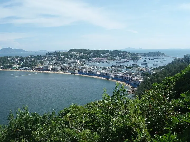 Cheung Chau town and twin coasts viewed from the north · 从北侧俯瞰长洲市区与两岸