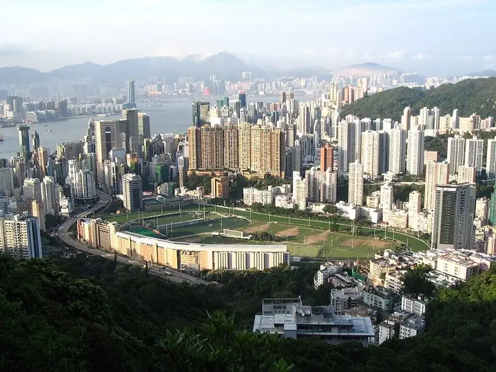 Happy Valley Racecourse and surrounding cityscape · 跑马地马场与周边城区