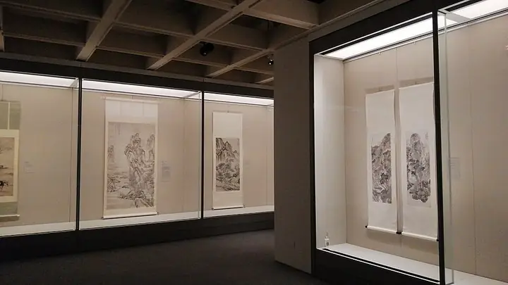 Gallery interior of Hong Kong Museum of Art · 香港艺术馆展厅内部