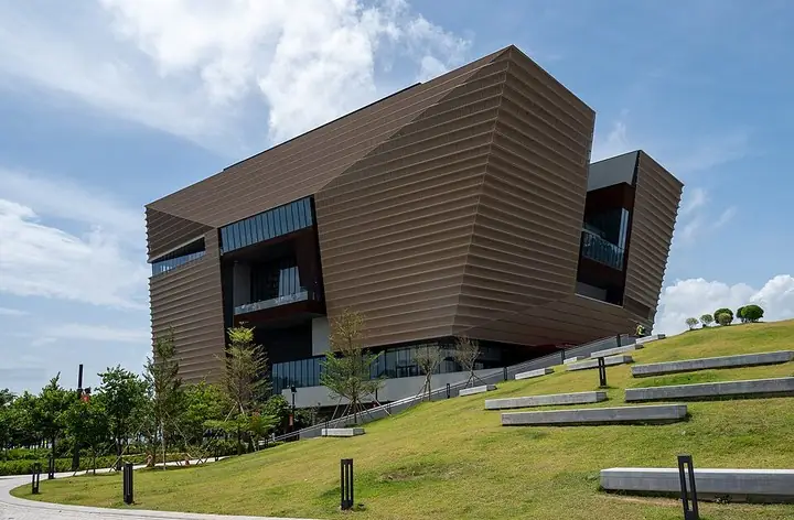 Hong Kong Palace Museum exterior and lawn · 香港故宫文化博物馆外观与草坪