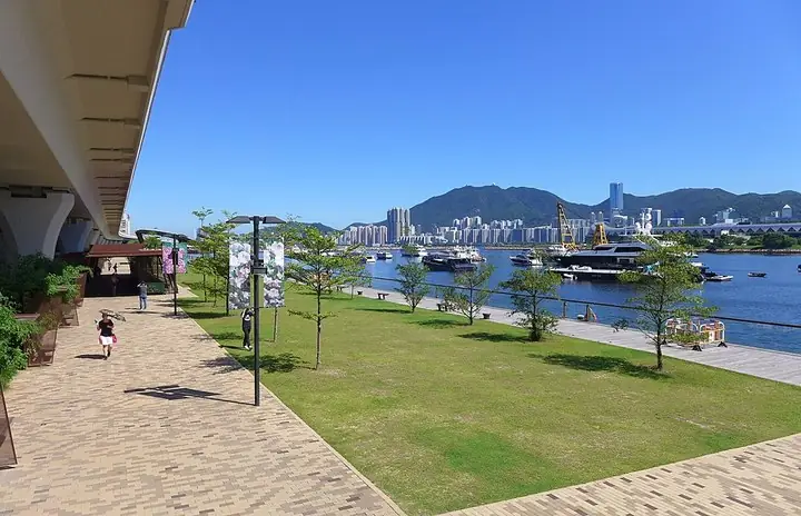 Lawn and harbour walk at Kwun Tong Promenade · 观塘海滨花园草坪与海港步道