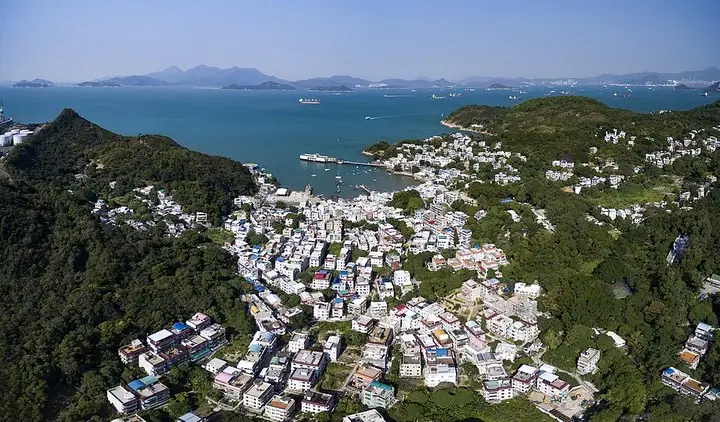 Yung Shue Wan on Lamma Island · 南丫岛榕树湾