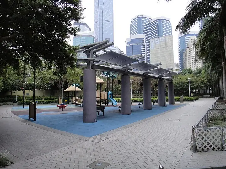 Playground and pergola in Quarry Bay Park · 鲗鱼涌公园游乐区与廊架