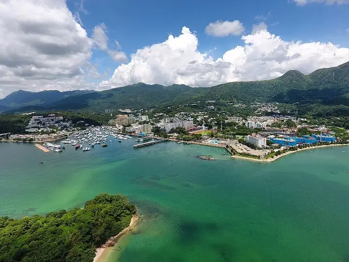 Sai Kung Town and harbour · 西贡市与海港