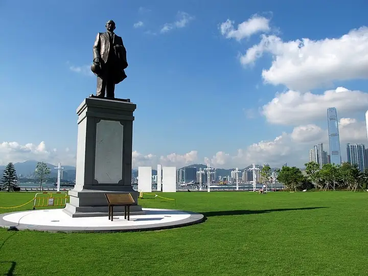 Memorial lawn in Sun Yat Sen Memorial Park · 中山纪念公园纪念草坪