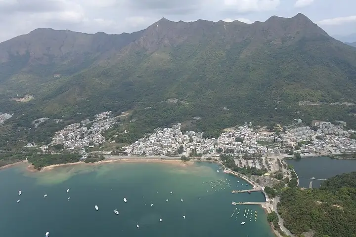 Tai Mei Tuk waterfront with Pat Sin Leng behind · 大美督海岸与八仙岭