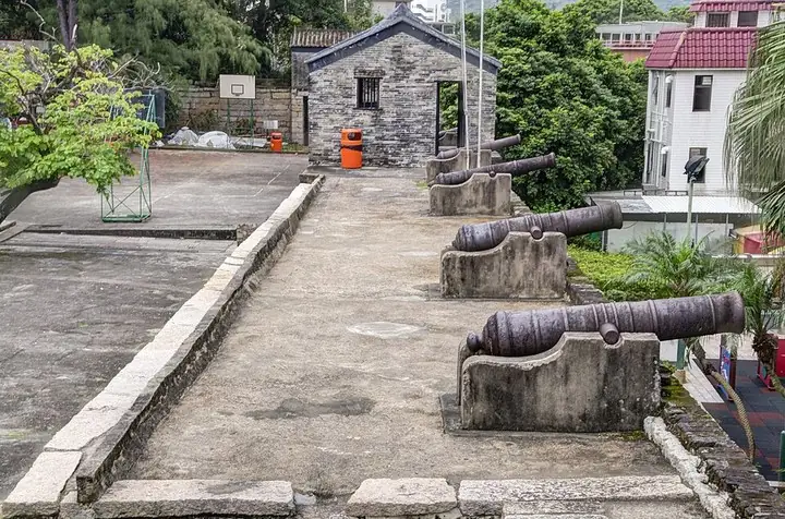Wall-top cannon battery at Tung Chung Fort · 东涌炮台城墙炮位