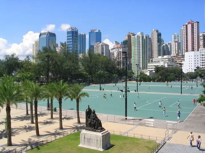 Sports courts and paths in Victoria Park, Hong Kong · 香港维多利亚公园球场与步道