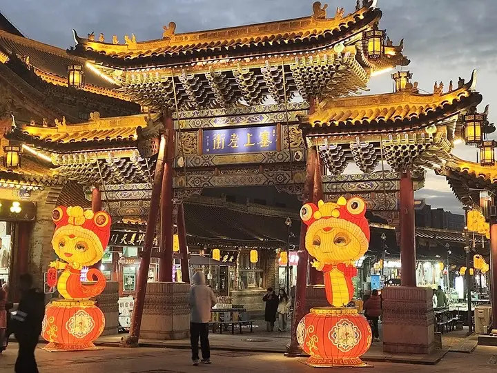 Saishang Old Street gateway in 2025 decorations · 塞上老街牌坊与 2025 年装饰